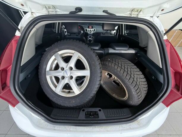 ford-fiesta-bensin-2011-big-22