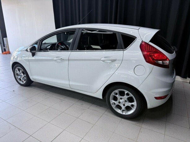ford-fiesta-bensin-2011-big-4