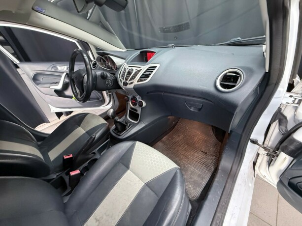ford-fiesta-bensin-2011-big-19