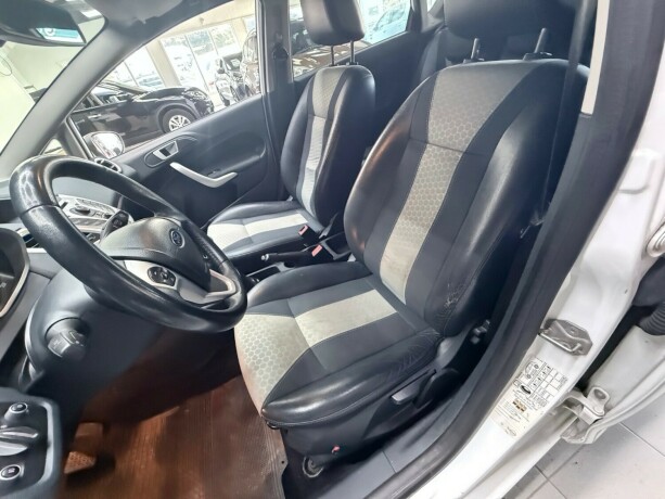 ford-fiesta-bensin-2011-big-11