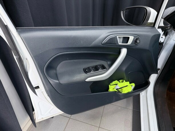 ford-fiesta-bensin-2011-big-10