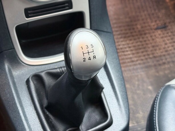 ford-fiesta-bensin-2011-big-15