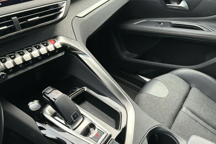 peugeot-3008-bensin-2019-big-13