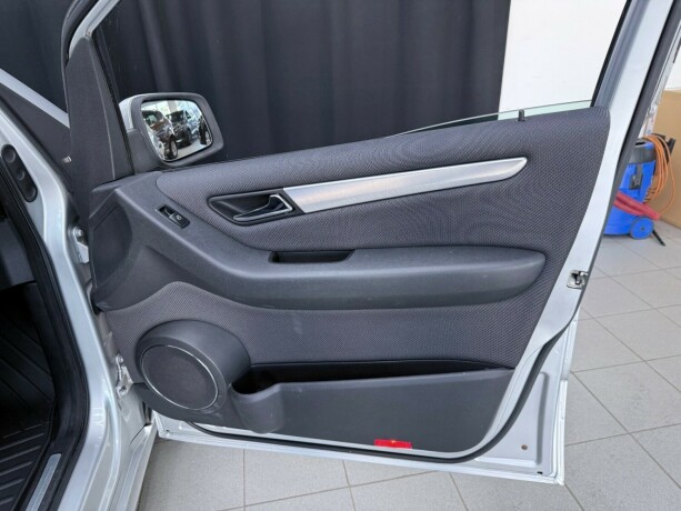 mercedes-benz-a160-bensin-2011-big-19
