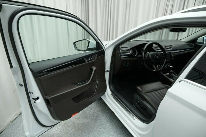 skoda-superb-diesel-2016-big-9