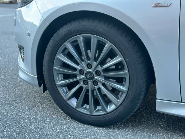 ford-focus-bensin-2017-big-33