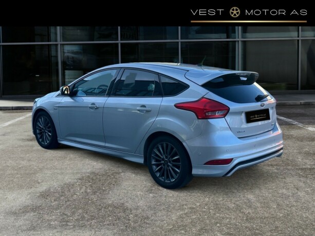 ford-focus-bensin-2017-big-4