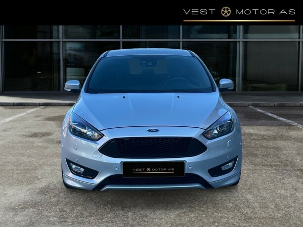 ford-focus-bensin-2017-big-1