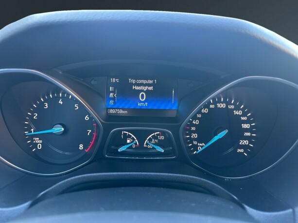 ford-focus-bensin-2017-big-34