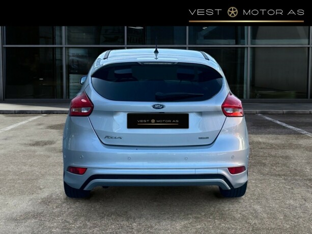 ford-focus-bensin-2017-big-5