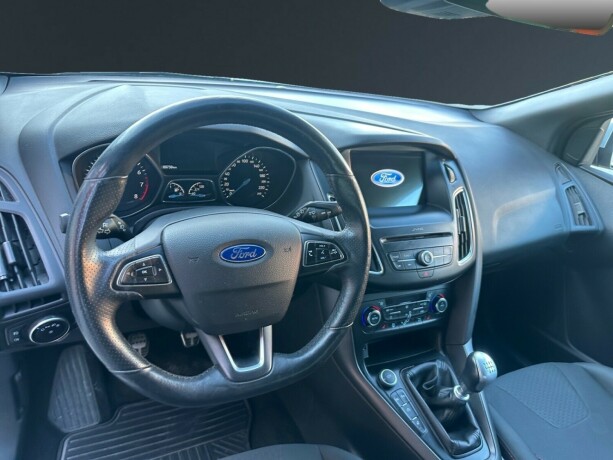 ford-focus-bensin-2017-big-9