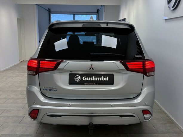 mitsubishi-outlander-plug-in-petrol-2021-big-5