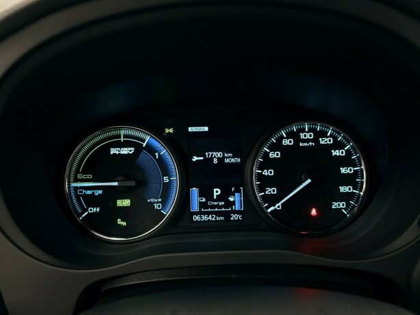 mitsubishi-outlander-plug-in-petrol-2021-big-12
