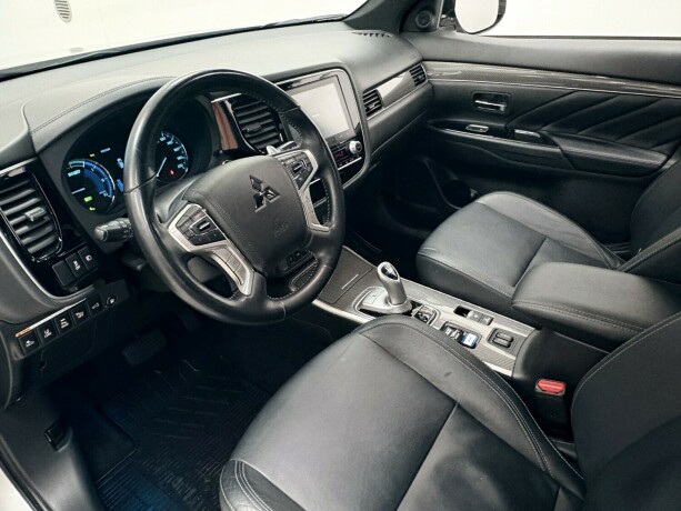 mitsubishi-outlander-plug-in-petrol-2021-big-7