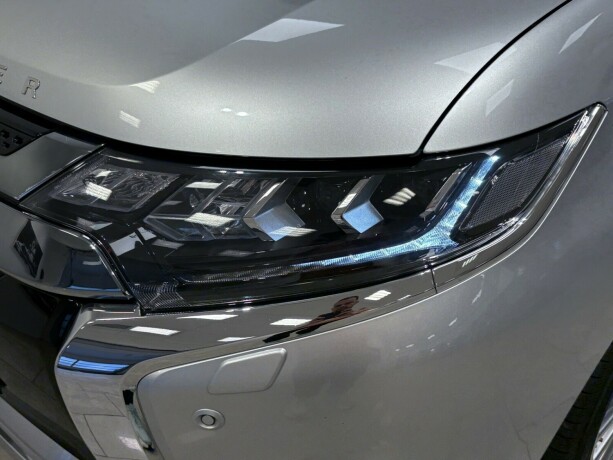 mitsubishi-outlander-plug-in-petrol-2021-big-2