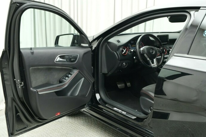mercedes-benz-a45-bensin-2016-big-14
