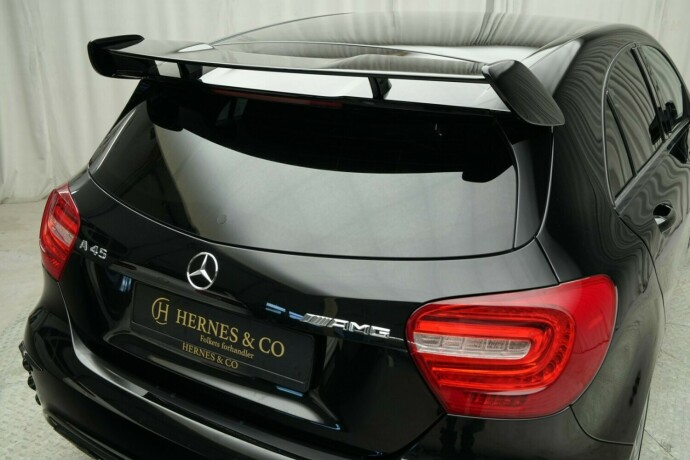 mercedes-benz-a45-bensin-2016-big-12