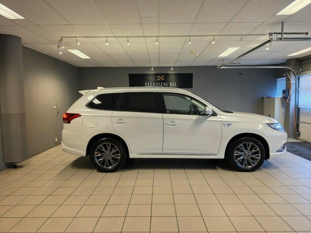mitsubishi-outlander-plug-in-petrol-2019-big-3