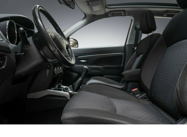 mitsubishi-asx-bensin-2012-big-16