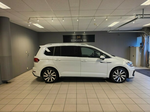volkswagen-touran-bensin-2017-big-3