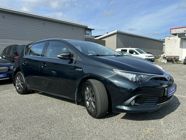 toyota-auris-elektrisitetbensin-2016-big-2