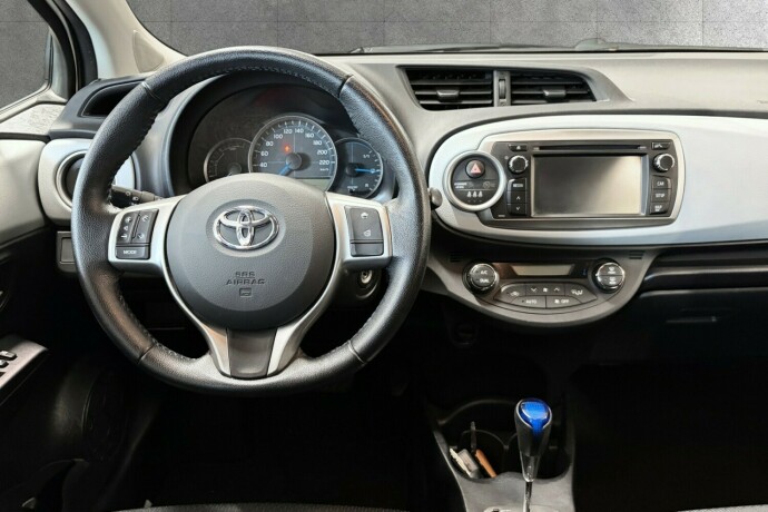 toyota-yaris-elektrisitetbensin-2013-big-14