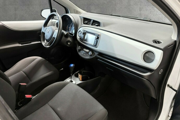 toyota-yaris-elektrisitetbensin-2013-big-15