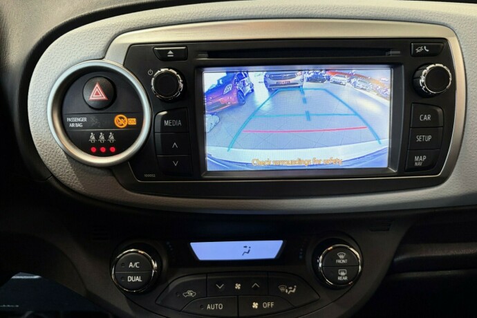 toyota-yaris-elektrisitetbensin-2013-big-18