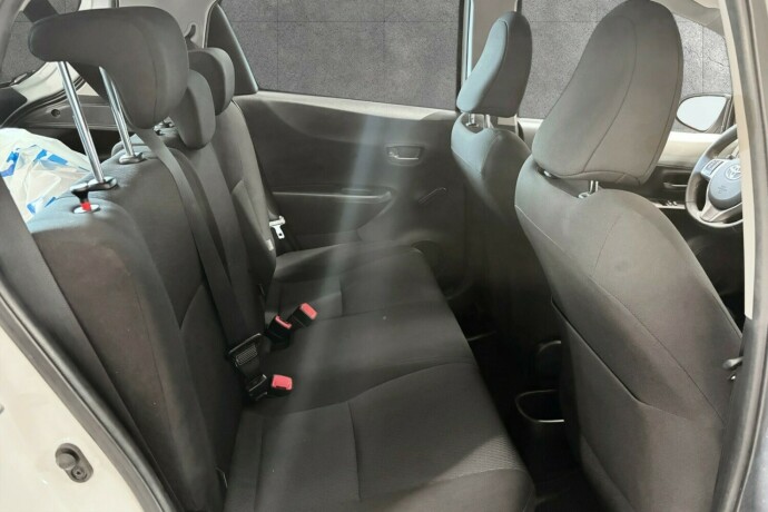 toyota-yaris-elektrisitetbensin-2013-big-17