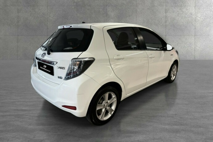 toyota-yaris-elektrisitetbensin-2013-big-5