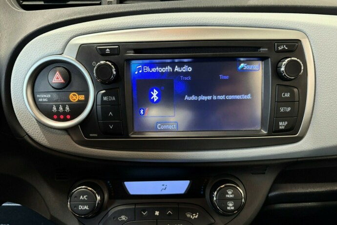 toyota-yaris-elektrisitetbensin-2013-big-20