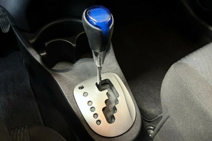 toyota-yaris-elektrisitetbensin-2013-big-19
