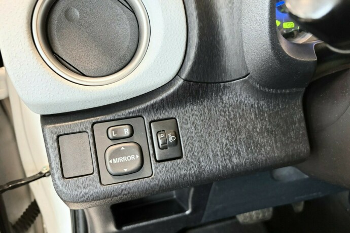 toyota-yaris-elektrisitetbensin-2013-big-26