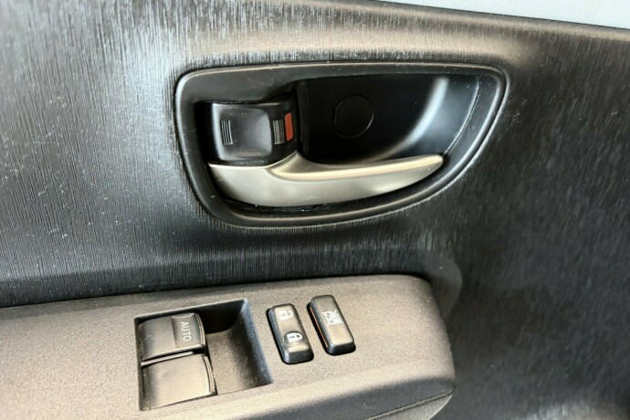 toyota-yaris-elektrisitetbensin-2013-big-24