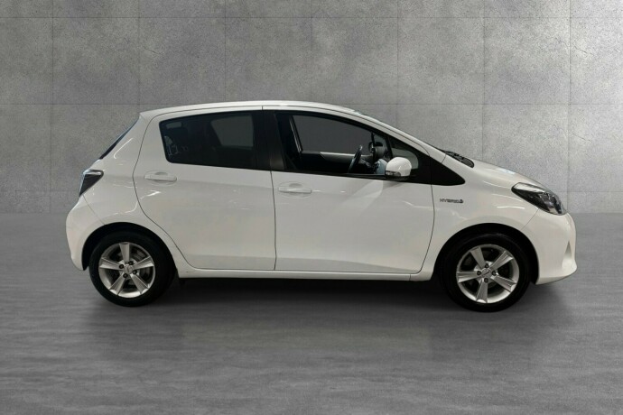 toyota-yaris-elektrisitetbensin-2013-big-6