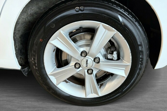 toyota-yaris-elektrisitetbensin-2013-big-27