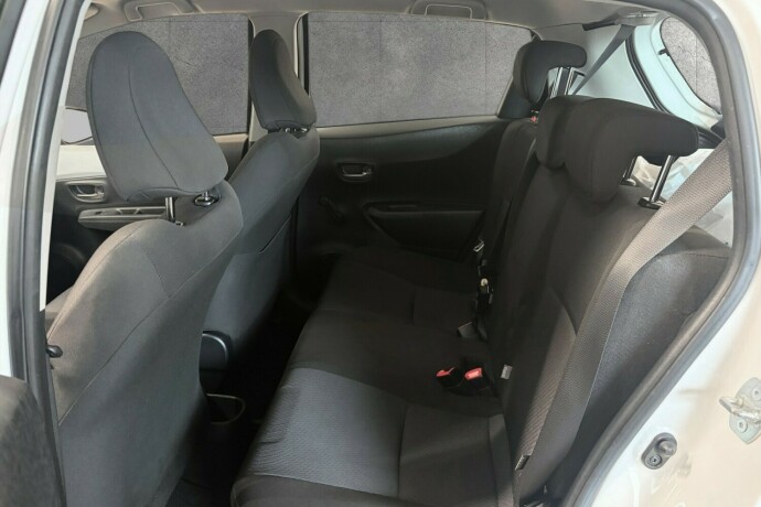 toyota-yaris-elektrisitetbensin-2013-big-9