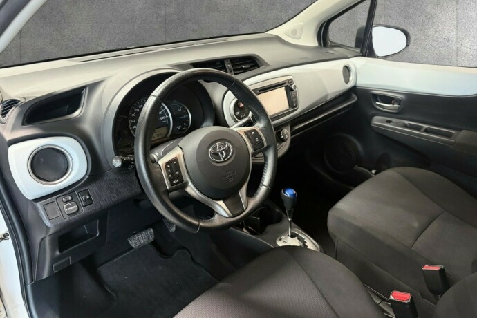 toyota-yaris-elektrisitetbensin-2013-big-10