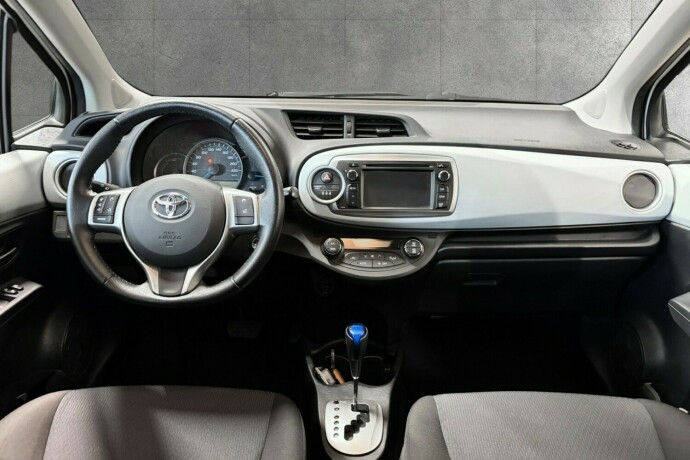 toyota-yaris-elektrisitetbensin-2013-big-13