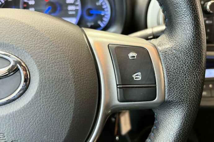 toyota-yaris-elektrisitetbensin-2013-big-23