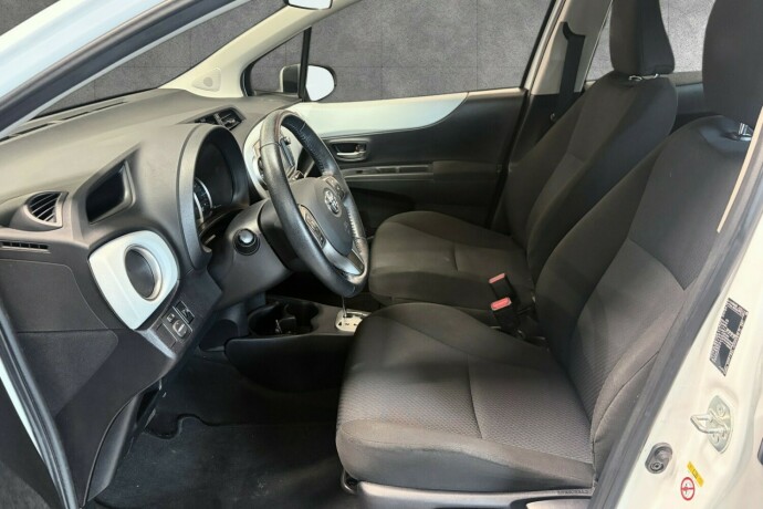 toyota-yaris-elektrisitetbensin-2013-big-8