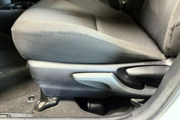 toyota-yaris-elektrisitetbensin-2013-big-25