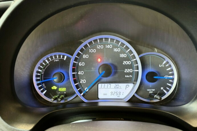 toyota-yaris-elektrisitetbensin-2013-big-22