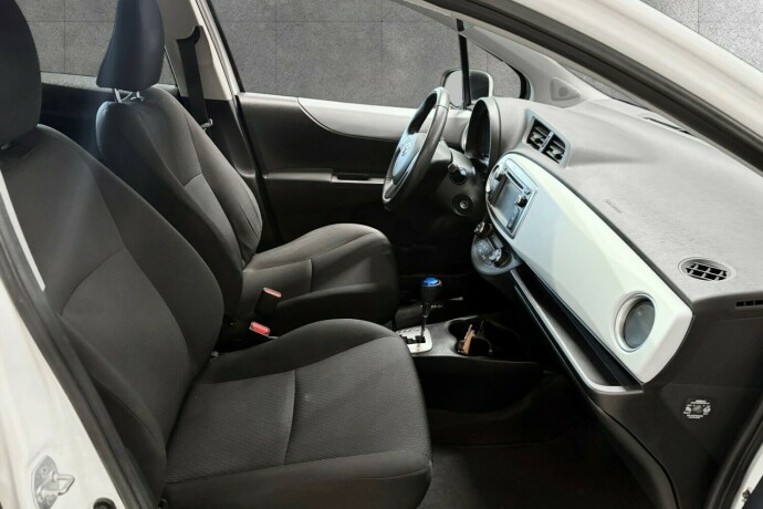 toyota-yaris-elektrisitetbensin-2013-big-16