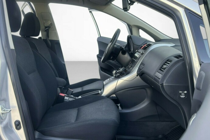 toyota-auris-elektrisitetbensin-2011-big-12