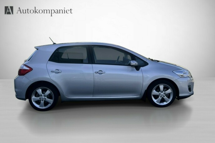 toyota-auris-elektrisitetbensin-2011-big-3