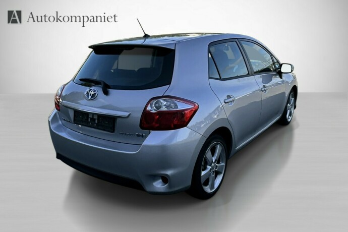 toyota-auris-elektrisitetbensin-2011-big-7