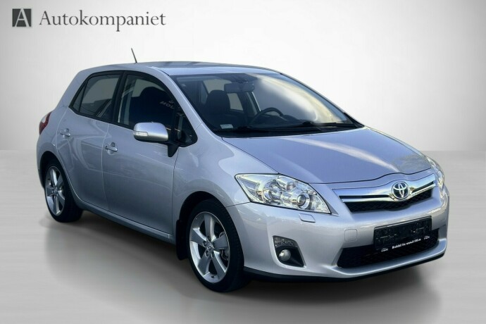 toyota-auris-elektrisitetbensin-2011-big-1