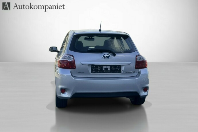 toyota-auris-elektrisitetbensin-2011-big-2