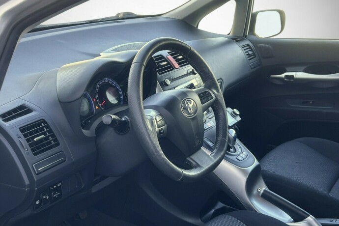 toyota-auris-elektrisitetbensin-2011-big-9